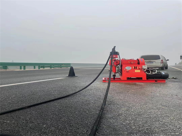 兴宾马路路基路面开裂下沉注浆加固灌浆